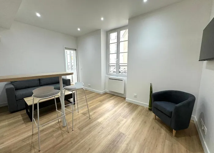 Deux Appartements Lumineux Situes Dans Le Quartier Historique De La Rue Du Bac