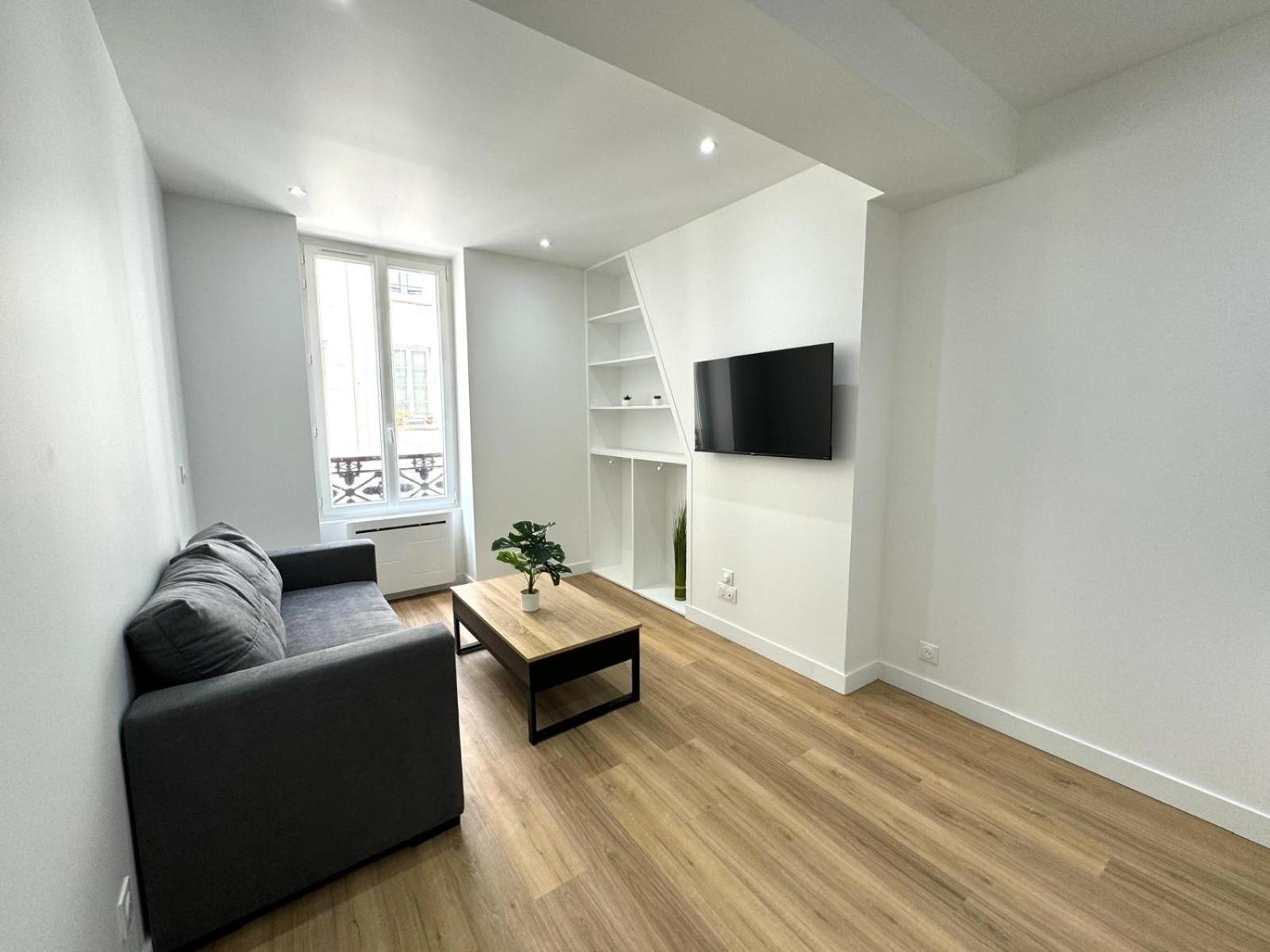 Deux Lumineux Situes Dans Le Quartier Historique De La Rue Du Bac Paris